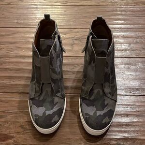 Linea Paola Camo Wedge Sneakers Size 7